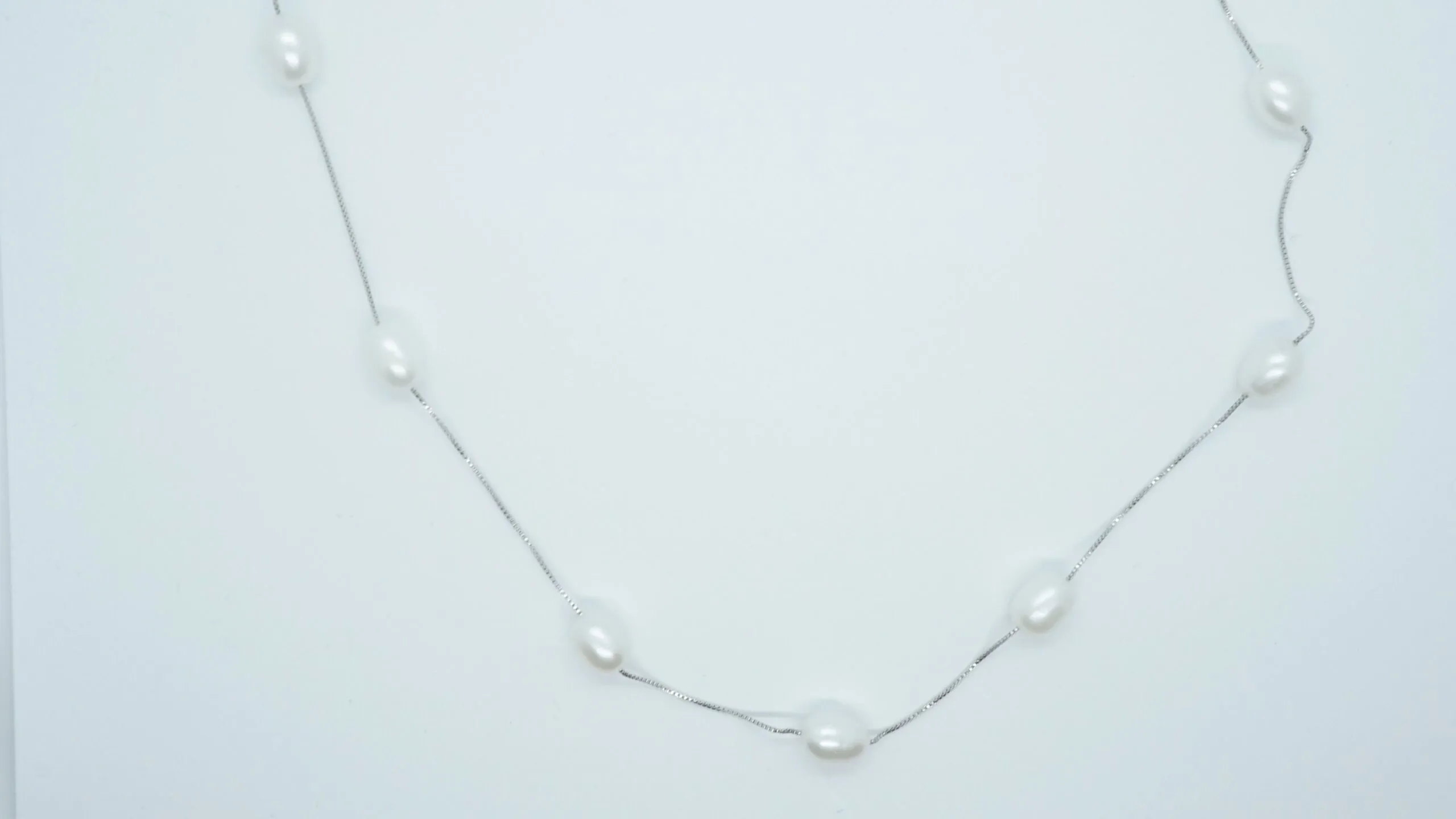 Layla X - Classic pearl station silver necklace