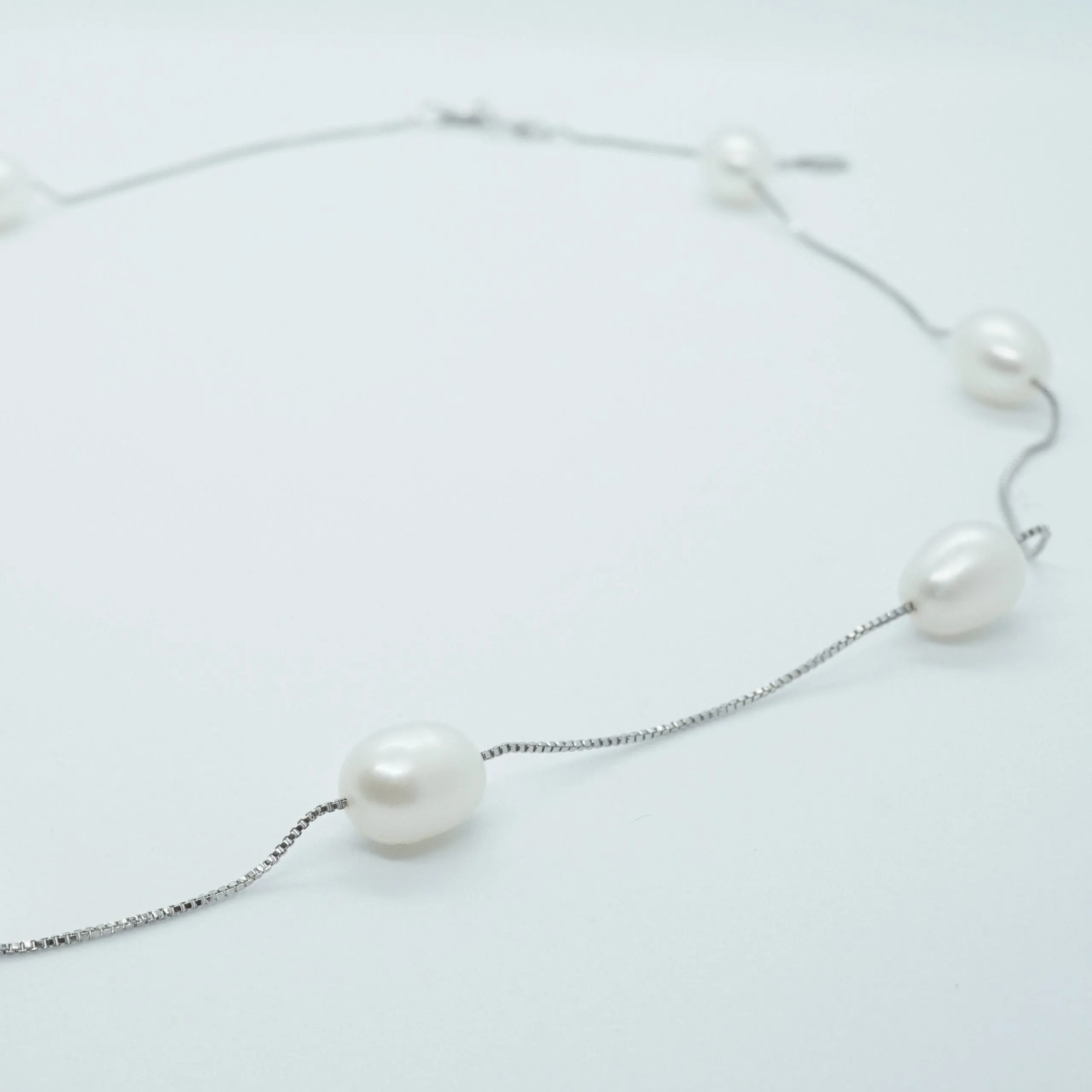 Layla X - Classic pearl station silver necklace