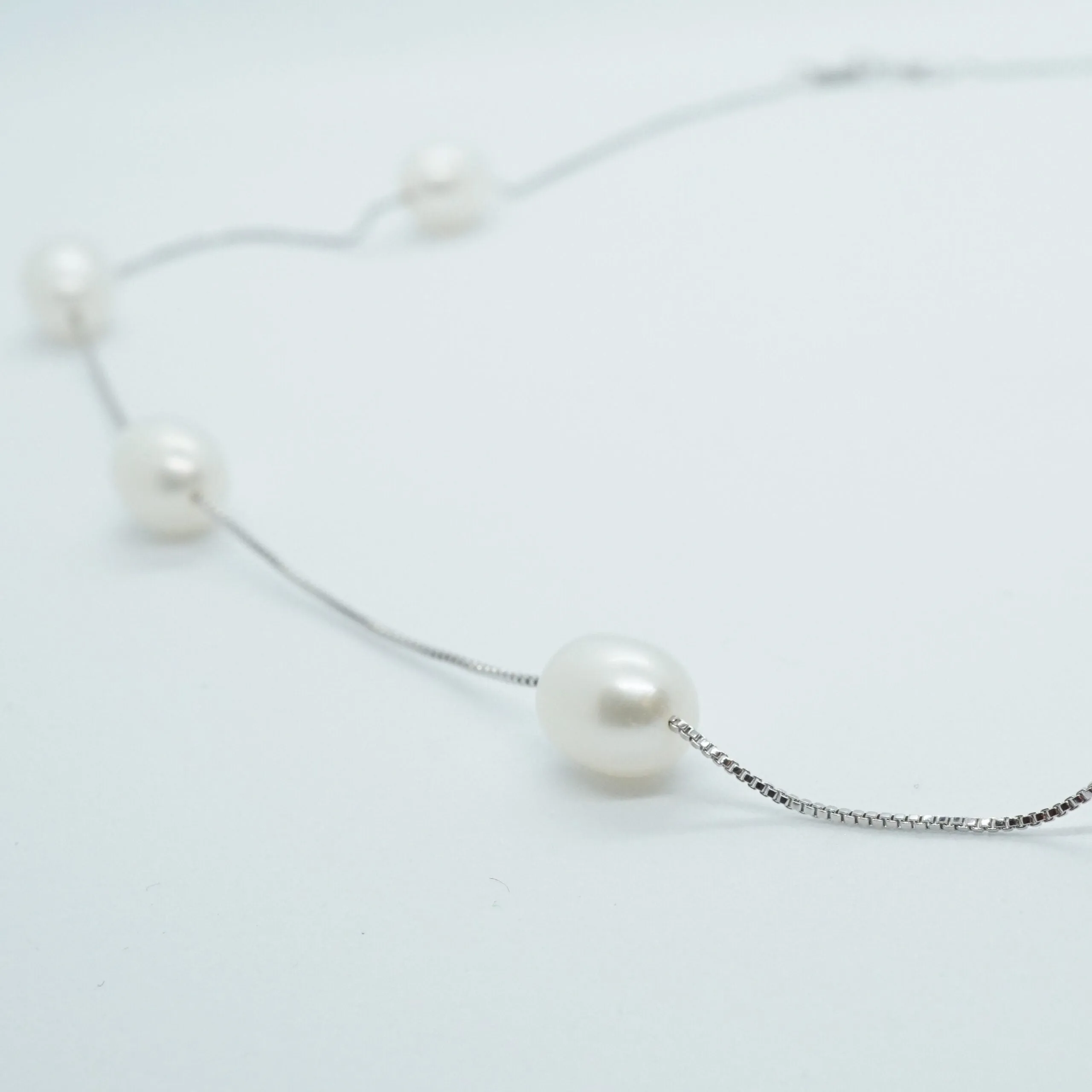 Layla X - Classic pearl station silver necklace