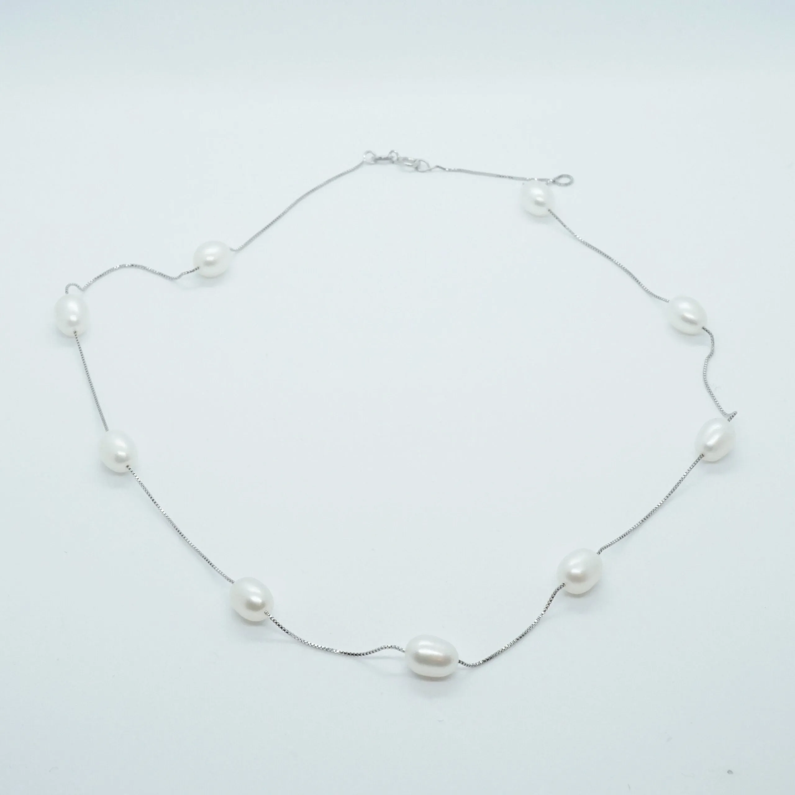 Layla X - Classic pearl station silver necklace