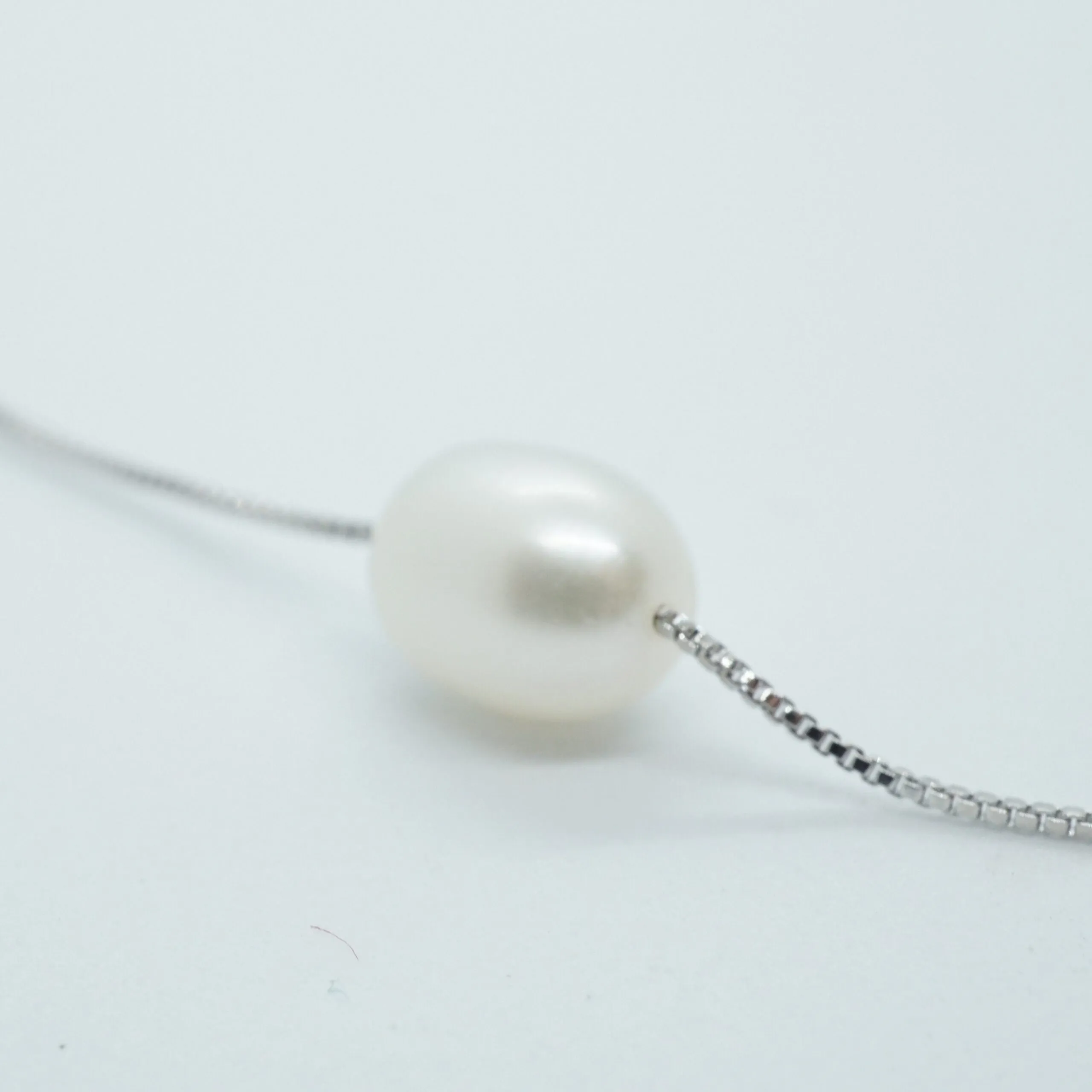 Layla X - Classic pearl station silver necklace