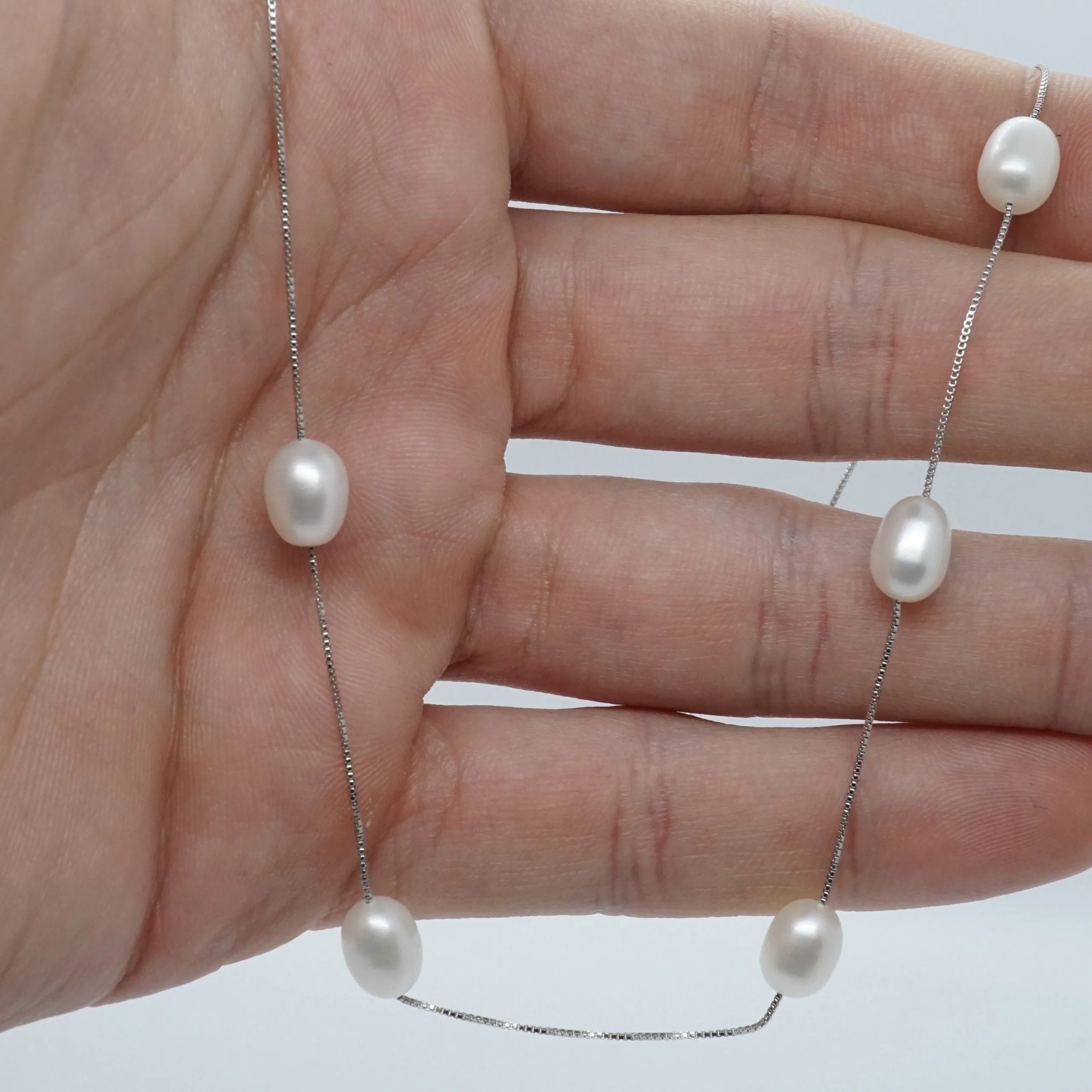 Layla X - Classic pearl station silver necklace