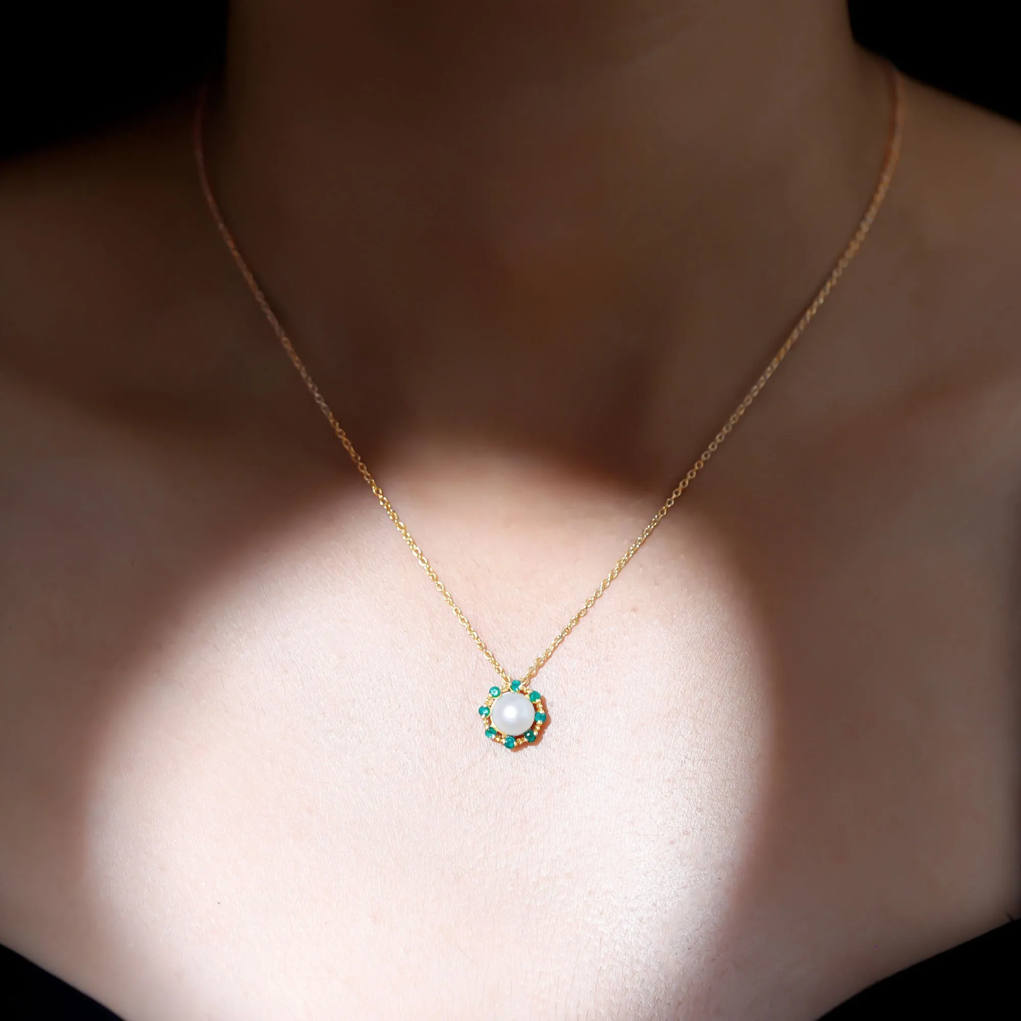 Vintage Style Freshwater Pearl Pendant with Emerald