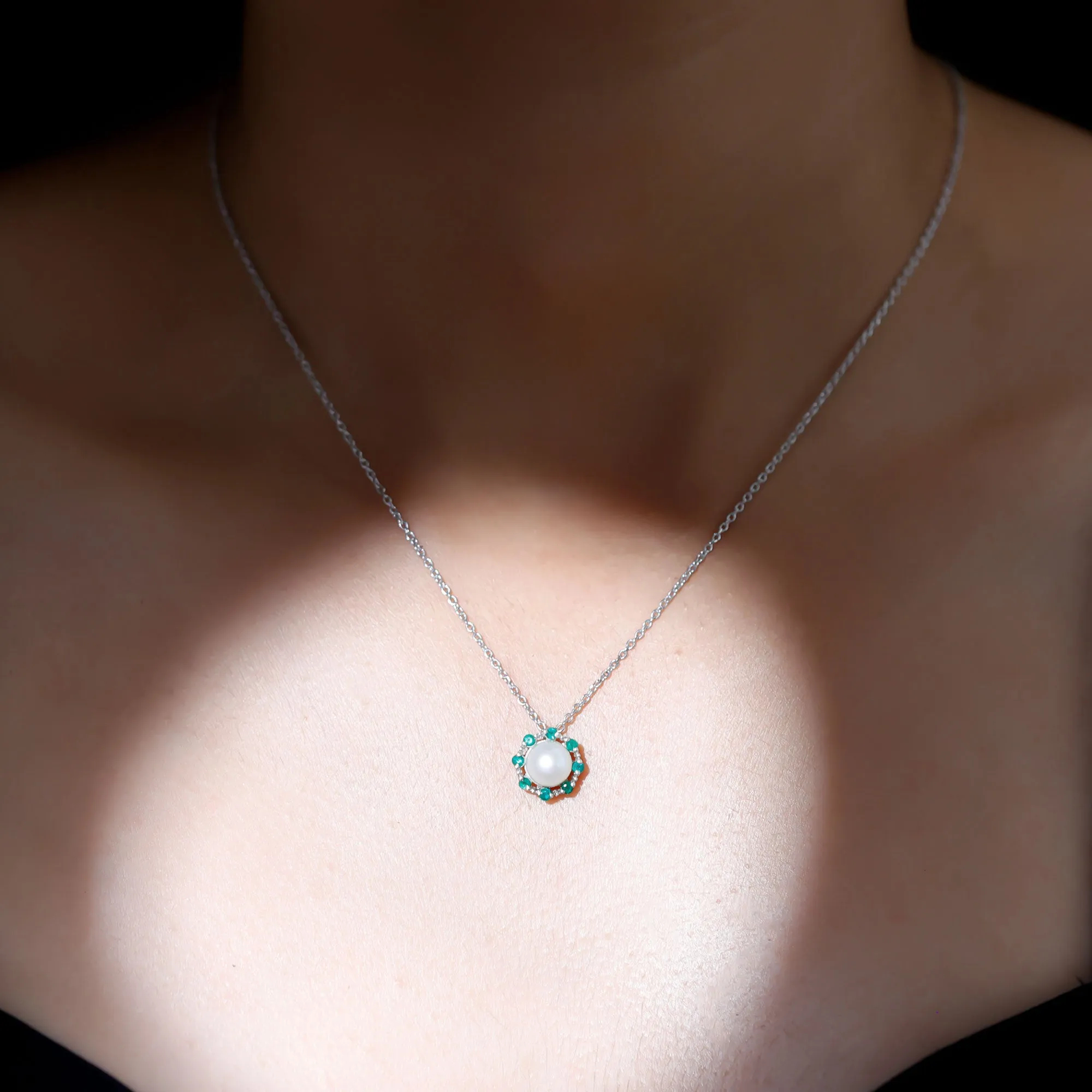 Vintage Style Freshwater Pearl Pendant with Emerald
